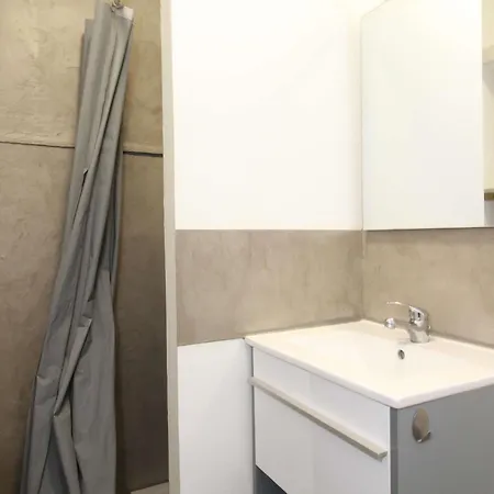 Beau T2 Renove Avec Balcons, Climatisation Et Proche Des Thermes - - Fr-1-553-115 شقة بالاروك ليه بان